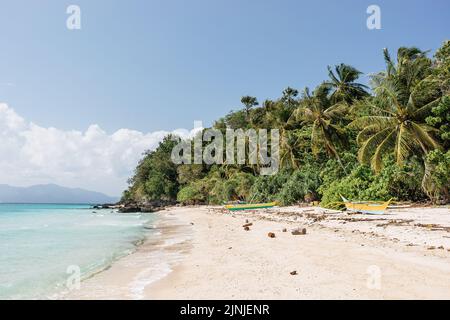 Eine ruhige Landschaft des unberührten Romblon Strandes mit Palmen auf den Philippinen Stockfoto