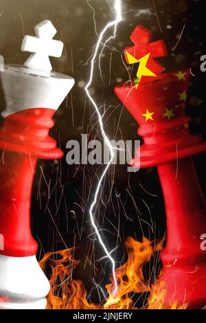 china- und japan-Flaggen übermalen den Schachkönig. 3D Illustration china, vs. japan-Krise. Stockfoto