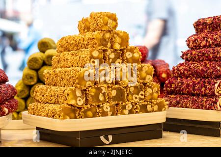 Türkische Delight-Sorten. Türkische Köstlichkeiten werden an der Theke angezeigt. Traditionelle türkische Küche Delikatessen Stockfoto