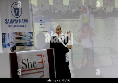 Gaziantep, Türkei. 10. August 2022. Gaziantep, Türkei. 10. August 2022. Syrische Frauen beschreiben ihre erschütternden Geschichten und Erfahrungen während einer Sitzung des #MeWeSyria-Projekts in Gaziantep. Bei der Veranstaltung erzählten sieben syrische Frauen vor einer Öffentlichkeit von ihrer schwierigen Reise durch psychische Erkrankungen und Krebs. Das Projekt wurde von der gemeinnützigen Organisation #Mewe International organisiert. Die Workshops zum Geschichtenerzählen von Mewe zielen darauf ab, junge Menschen zu ermutigen, sich auszudrücken, um Traumata zu überwinden, ein positives persönliches Wachstum zu erreichen und ihr Potenzial freizusetzen (Foto: © Zakariya Ya Stockfoto