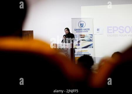 Gaziantep, Türkei. 10. August 2022. Gaziantep, Türkei. 10. August 2022. Syrische Frauen beschreiben ihre erschütternden Geschichten und Erfahrungen während einer Sitzung des #MeWeSyria-Projekts in Gaziantep. Bei der Veranstaltung erzählten sieben syrische Frauen vor einer Öffentlichkeit von ihrer schwierigen Reise durch psychische Erkrankungen und Krebs. Das Projekt wurde von der gemeinnützigen Organisation #Mewe International organisiert. Die Workshops zum Geschichtenerzählen von Mewe zielen darauf ab, junge Menschen zu ermutigen, sich auszudrücken, um Traumata zu überwinden, ein positives persönliches Wachstum zu erreichen und ihr Potenzial freizusetzen (Foto: © Zakariya Ya Stockfoto