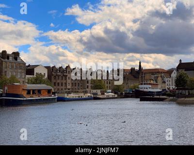 Eine schöne Aufnahme von Lastkähne auf dem Wasser in Leith Port, Edinburgh. Der größte geschlossene Tiefwasserhafen in Schottland Stockfoto