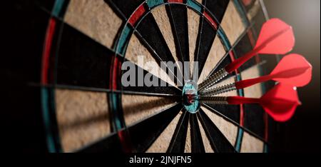 Rote Darts in der Dartscheibe Zentrum. Business-Ziel oder Ziel Erfolg und Gewinner-Strategie-Konzept. Banner mit Kopierfläche Stockfoto