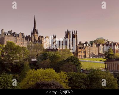 Blick auf die University of Edinburgh, das Gebäude der Schule der Göttlichkeit und das Assembly Hall Art Center in Edinburgh, Schottland, Großbritannien Stockfoto