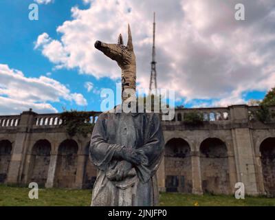 Eine Statue, Reste des Palastes aus großer Ausstellung und TV-Sender Mast. Crystal Palace Park, Sydenham, London Stockfoto