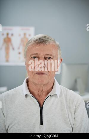 Porträt eines älteren Mannes im Büro eines Arztes Stockfoto