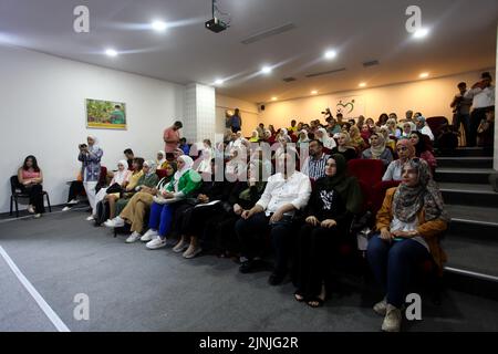 Gaziantep, Türkei. 10. August 2022. Gaziantep, Türkei. 10. August 2022. Syrische Frauen beschreiben ihre erschütternden Geschichten und Erfahrungen während einer Sitzung des #MeWeSyria-Projekts in Gaziantep. Bei der Veranstaltung erzählten sieben syrische Frauen vor einer Öffentlichkeit von ihrer schwierigen Reise durch psychische Erkrankungen und Krebs. Das Projekt wurde von der gemeinnützigen Organisation #Mewe International organisiert. Die Workshops zum Geschichtenerzählen von Mewe zielen darauf ab, junge Menschen zu ermutigen, sich auszudrücken, um Traumata zu überwinden, ein positives persönliches Wachstum zu erreichen und ihr Potenzial freizusetzen (Foto: © Zakariya Ya Stockfoto