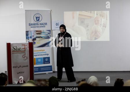 Gaziantep, Türkei. 10. August 2022. Gaziantep, Türkei. 10. August 2022. Syrische Frauen beschreiben ihre erschütternden Geschichten und Erfahrungen während einer Sitzung des #MeWeSyria-Projekts in Gaziantep. Bei der Veranstaltung erzählten sieben syrische Frauen vor einer Öffentlichkeit von ihrer schwierigen Reise durch psychische Erkrankungen und Krebs. Das Projekt wurde von der gemeinnützigen Organisation #Mewe International organisiert. Die Workshops zum Geschichtenerzählen von Mewe zielen darauf ab, junge Menschen zu ermutigen, sich auszudrücken, um Traumata zu überwinden, ein positives persönliches Wachstum zu erreichen und ihr Potenzial freizusetzen (Foto: © Zakariya Ya Stockfoto