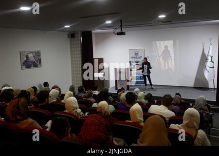 Gaziantep, Türkei. 10. August 2022. Gaziantep, Türkei. 10. August 2022. Syrische Frauen beschreiben ihre erschütternden Geschichten und Erfahrungen während einer Sitzung des #MeWeSyria-Projekts in Gaziantep. Bei der Veranstaltung erzählten sieben syrische Frauen vor einer Öffentlichkeit von ihrer schwierigen Reise durch psychische Erkrankungen und Krebs. Das Projekt wurde von der gemeinnützigen Organisation #Mewe International organisiert. Die Workshops zum Geschichtenerzählen von Mewe zielen darauf ab, junge Menschen zu ermutigen, sich auszudrücken, um Traumata zu überwinden, ein positives persönliches Wachstum zu erreichen und ihr Potenzial freizusetzen (Foto: © Zakariya Ya Stockfoto