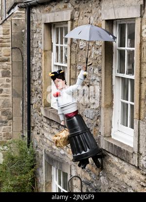 Settle Flowerpot Festival, Juli 2022. Ein Blumentopf Mary Poppins . Das Festival findet jeden Sommer statt. Stockfoto