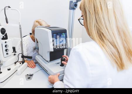 Augenarzt überprüft die Sehkraft mit moderner Ausrüstung. Augenuntersuchung Stockfoto