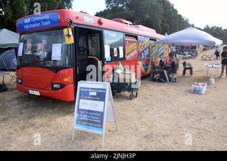 Latitude Festival, 2022. Juli, Henham Park, Suffolk, Großbritannien. NHS-Bus, der Covid-19-Impfungen anbietet Stockfoto