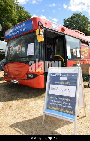 Latitude Festival, 2022. Juli, Henham Park, Suffolk, Großbritannien. NHS-Bus, der Covid-19-Impfungen anbietet Stockfoto