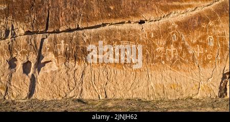 Petroglyphen am Tuffaufschluss, White River Narrows Archaeological District, Valley of Faces, Basin and Range National Monument, Nevada, USA Stockfoto