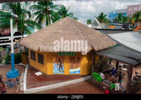 Ein gelbes Café mit Reetdach in der Nähe des Kreuzfahrthafens in Cozumel, Mexiko Stockfoto
