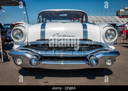 Libanon, TN - 13. Mai 2022: Low-Perspective-Frontansicht des a1956 Pontiac Safari Station Wagon auf einer lokalen Automesse. Stockfoto