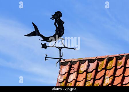 Dekorative vintage Metall Meerjungfrau Windfahne / Wetterfahne / Wetterhahn verwendet, um die Richtung des Windes auf dem Dach des Hauses zu zeigen Stockfoto