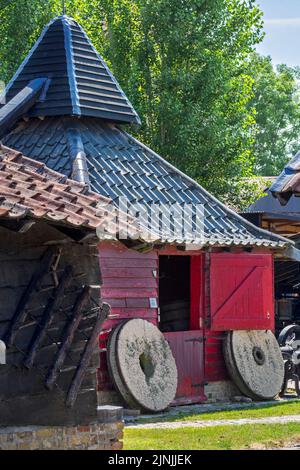 Alte flämische Holzpferdemühle, die im Freilichtmuseum Bachten de Kupe, Izenberge, Westflandern, Belgien, tierische Kraft zum Mahlen von Getreide nutzt Stockfoto