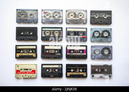 Sofia, Bulgarien - 12. August 2022: Sammlung von alten Audiokassetten isoliert auf weißem Hintergrund, Vintage-Musik und Technologie-Konzept. Stockfoto