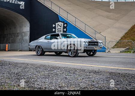 Libanon, TN - 14. Mai 2022: Weitwinkelansicht eines Chevrolet Chevelle SS Hardtop Coupés aus dem Jahr 1970, das auf einer Straße fährt, die eine lokale Automobilausstellung verlässt. Stockfoto