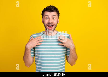 Nahaufnahme Foto von jungen lustigen Kerl überrascht Hand zeigt sich gewinnen Lotterie werden reich isoliert auf gelbem Hintergrund Stockfoto