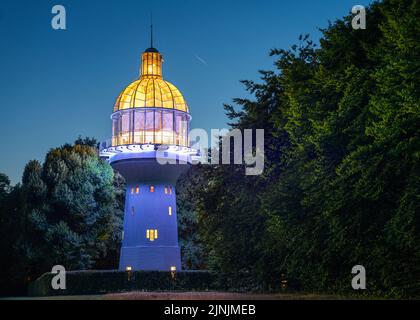 SOLINGEN, DEUTSCHLAND - 6. AUGUST 2022: Beleuchteter lichtturm, Wahrzeichen von Solingen am 6. August 2022 im Bergischen Land, Deutschland Stockfoto