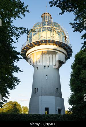 SOLINGEN, DEUTSCHLAND - 6. AUGUST 2022: Beleuchteter lichtturm, Wahrzeichen von Solingen am 6. August 2022 im Bergischen Land, Deutschland Stockfoto