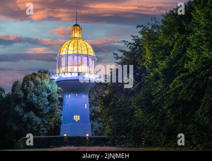 SOLINGEN, DEUTSCHLAND - 6. AUGUST 2022: Beleuchteter lichtturm, Wahrzeichen von Solingen am 6. August 2022 im Bergischen Land, Deutschland Stockfoto