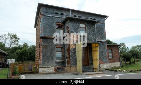 Ein zweistöckiges altes Haus mit einer beschädigten Fassade in Thüringen, Deutschland Stockfoto
