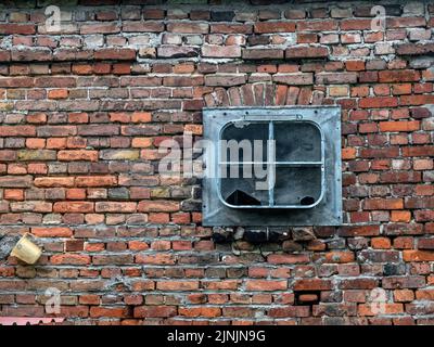 Altes Metallfenster in einer Backsteinmauer, Deutschland, Brandenburg, Uckermark, Hohenholz Stockfoto