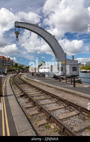 Der restaurierte Fairbairn-Dampfkran (geplantes Ancient Monument) und die Eisenbahnstrecke an den Docks von Bristol, Hafengebiet von Bristol, City of Bristol, England, Großbritannien Stockfoto