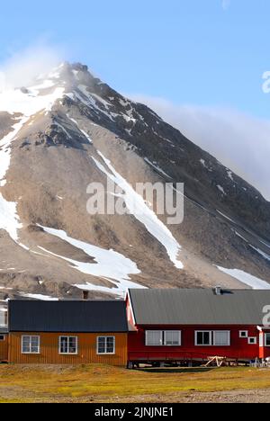 Bunte Häuser im abgelegenen Dorf NY Alesund in Spitzbergen, Norwegen, Svalbard Stockfoto