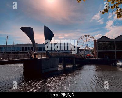 Ein Blick von der Pero's Bridge und dem Riesenrad in Bristol City, Großbritannien, 13.. Mai 2022 Stockfoto