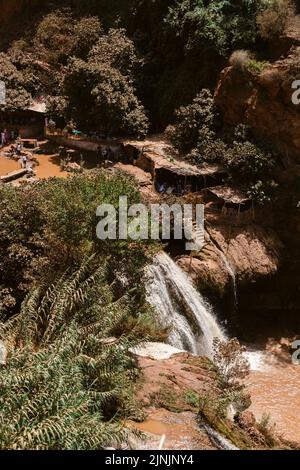 Eine vertikale Aufnahme des fließenden Ouzoud-Wasserfalls aus Felsen in Marrakesch, Marokko Stockfoto