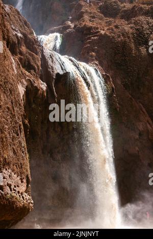 Eine vertikale Aufnahme des fließenden Ouzoud-Wasserfalls aus Felsen in Marrakesch, Marokko Stockfoto