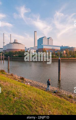 Kraftwerk Tiefstack mit Angler, Deutschland, Hamburg Stockfoto