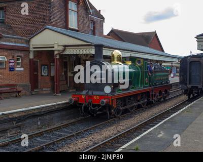 SER-KLASSE O1 0-6-0 No. 65 Lokomotive in South Eastern und Chatham Railway Lackierung kommt Sheffield Park Station auf der Bluebell Railway. Stockfoto