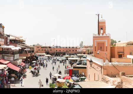 Eine Luftaufnahme des Stadtbildes Marrakesch marokko umgeben von Gebäuden Stockfoto