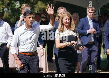 Rishi Sunak kommt mit Ratsmitglied Samantha Rayner, der stellvertretenden Leiterin des Royal Borough of Windsor und des Maidenhead Council, zu einem Besuch in den Bray Film Studios in der Nähe von Windsor, Berkshire, Im Rahmen seiner Kampagne, Vorsitzender der Konservativen Partei und nächster Premierminister zu sein, mit lokalen Parteiaktivisten zusammenzutreffen. Bilddatum: Mittwoch, 10. August 2022. Stockfoto