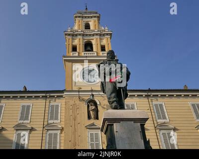 Garibaldi Bronze vor dem Palazzo del Governatore Piazza Garibaldi Platz zentralen Parma Stadt Emilia-Romagna Region Mittelitalien Stockfoto