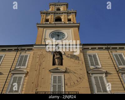 Sonnenuhr (1829), der Palazzo del Governatore Palast Piazza Garibaldi Platz zentrale Parma Stadt Emilia-Romagna Region Mittelitaliens Stockfoto