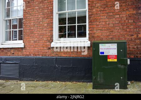 Chester, Großbritannien: 3. Jul 2022: Eine OpenReach-Telekommunikationsverteilerkasten am Straßenrand mit Informationen über Glasfaser-Breitband. Stockfoto