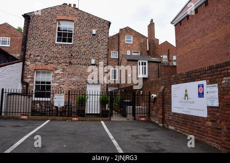 Chester, Großbritannien: Jul 3, 2022: City Cottages ist ein luxuriöses Selbstversorgerhotel in einem Innenhof in der historischen Stadt Chester Stockfoto