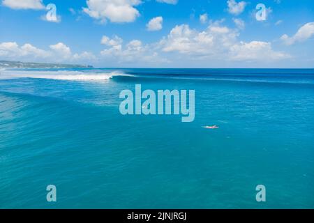 Luftaufnahme der großen blauen Wellen und Surfer in Bali. Balangan Beach Stockfoto