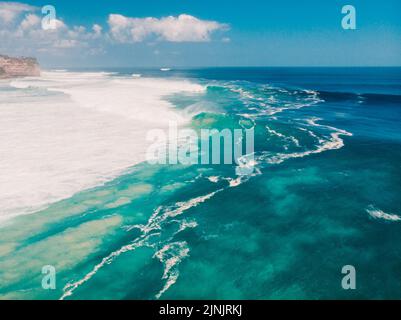 Luftaufnahme der großen Wellen zum Surfen. Wellen im Ozean bei Uluwatu Stockfoto