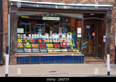 Chester, Großbritannien: 3. Jul 2022: Francis Thomas ist ein traditionelles, unabhängiges Lebensmittelgeschäft im Stadtzentrum. Stockfoto