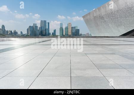 Ein leerer Ziegelfußboden auf dem Dach eines Gebäudes mit einer Skyline der Stadt im Hintergrund Stockfoto