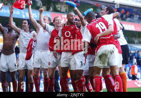 Fileboto vom 25-04-2004 von Arsenal-Spielern feiern nach ihrem Barclaycard Premiership-Spiel gegen Tottenham Hotspur. In den 30 Jahren der Premier League gab es fünf ungeschlagene Läufe von 30 oder mehr Spielen, der Rekord waren die 49 von Arsenal zwischen Mai 2003 und Oktober 2004. Ausgabedatum: Freitag, 12. August 2022. Stockfoto