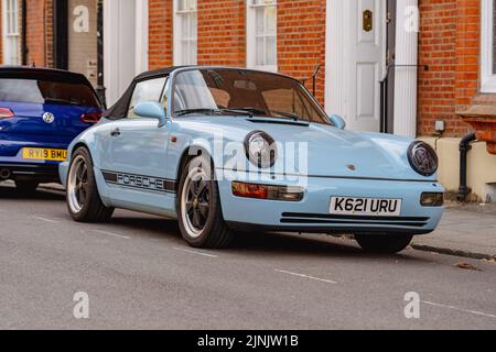 Windsor, Großbritannien - August 2022: Porsche 911 Carrera 4 Cabriolet in Baby Blue 3,6L Stockfoto