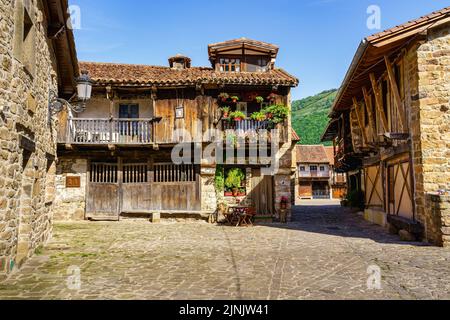 Steinhäuser und schmale Gasse im Bergdorf im Norden Spaniens. Barcena Mayor. Stockfoto